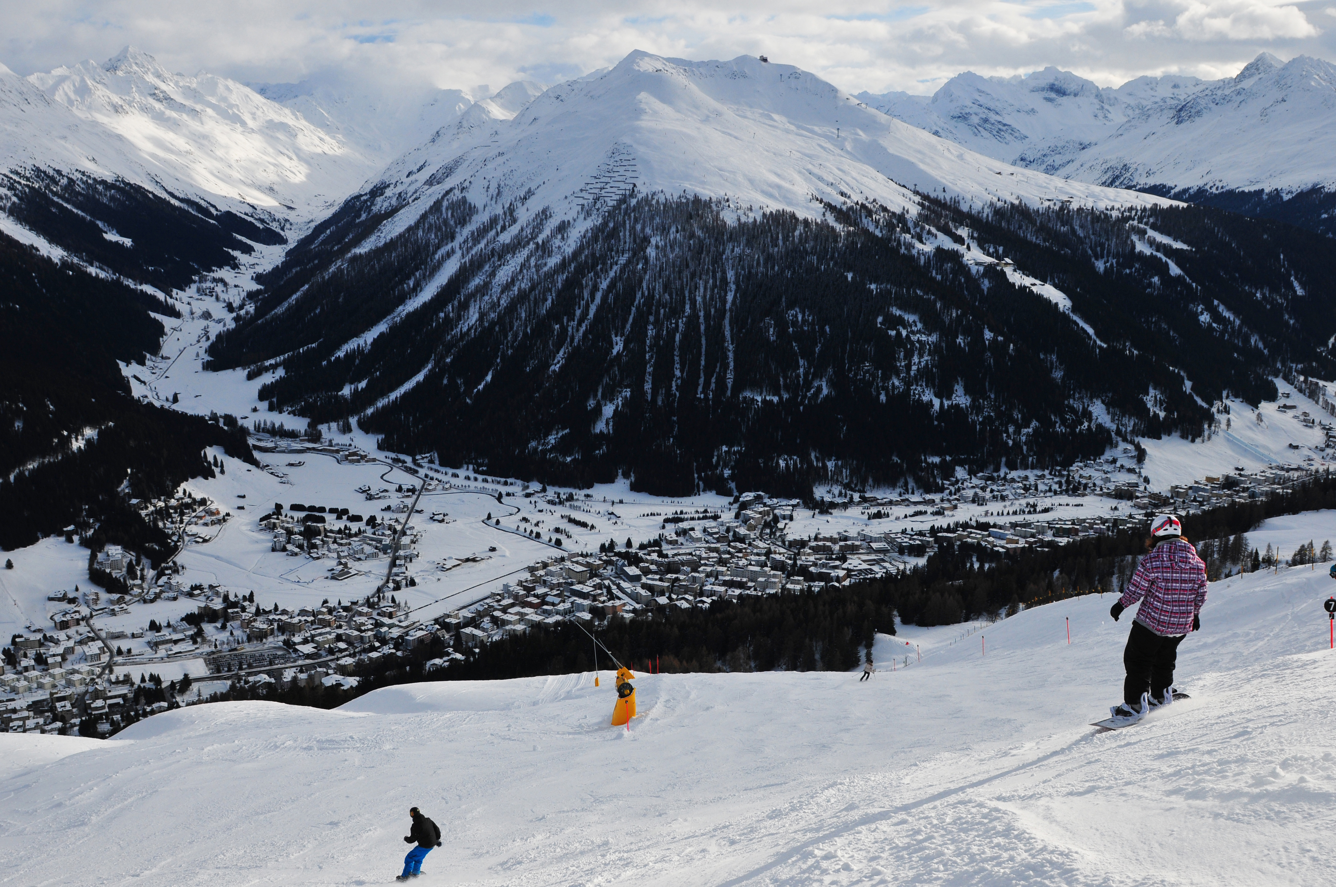 View of two skiers on Jakobshorn mountain