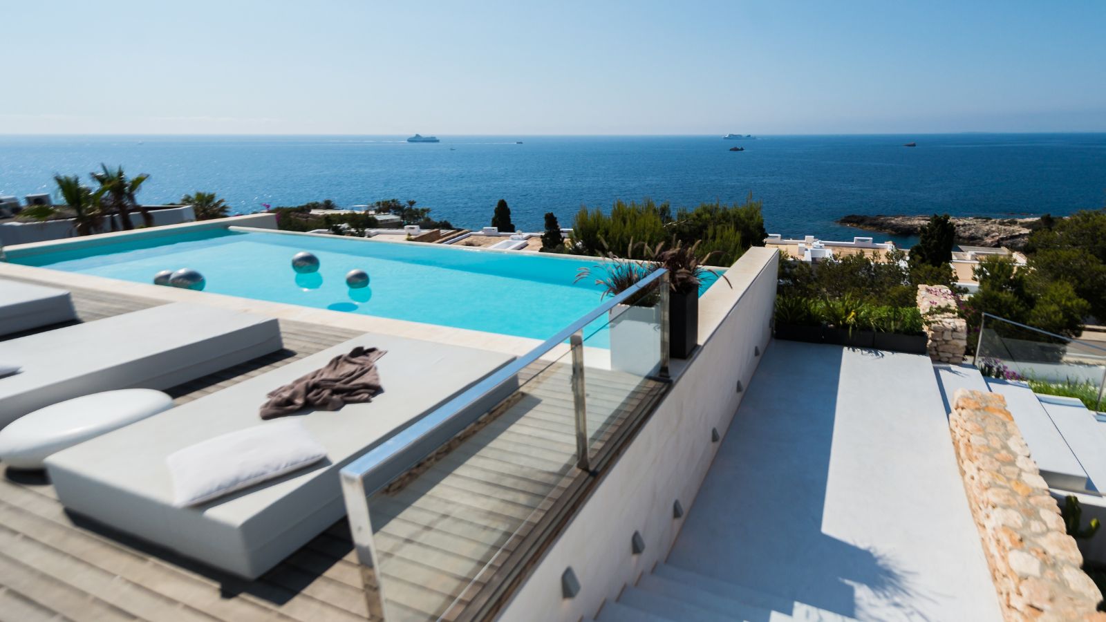 Breathtakingly beautiful beachfront hotel with pool in Ibiza